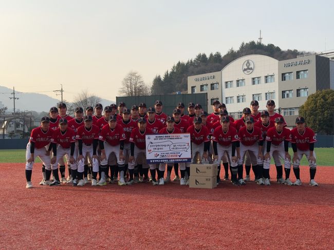 한화 이글스 투수 강재민과 김민우가 모교 후배들을 위해 따뜻한 나눔을 실천했다. / 그로윈스포츠