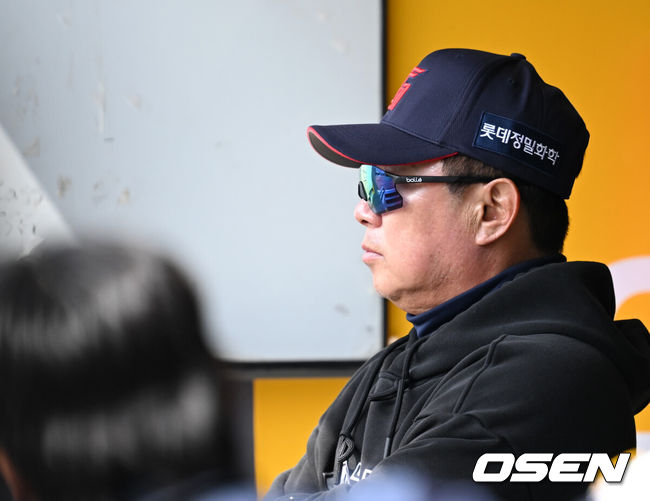 [OSEN=인천, 이대선 기자] 프로야구 SSG 랜더스가 화끈한 홈런쇼를 선보이며 시범경기 최종전을 마무리했다.SSG는 24일 인천 SSG랜더스필드에서 열린 ‘2026 신한은행 SOL Bank KBO리그’ 롯데 자이언츠와의 시범경기 최종전에서 6-3으로 승리했다.롯데 김태형 감독이 경기를 바라보고 있다. 2026.03.24 / sunday@osen.co.kr