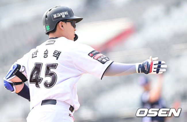 [OSEN=수원, 최규한 기자] 24일 경기도 수원 KT위즈파크에서 ‘2026 신한 SOL KBO리그’ KT 위즈와 두산 베어스의 시범경기가 열렸다.홈팀 KT는 케일럽 보쉴리, 방문팀 두산은 잭 로그를 선발로 내세웠다.2회말 2사 2루 상황 KT 한승택이 역전 좌월 투런포를 날리고 그라운드를 돌고 있다. 2026.03.24 / dreamer@osen.co.kr