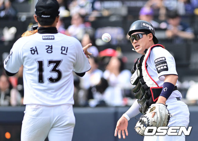 [OSEN=수원, 최규한 기자] 24일 경기도 수원 KT위즈파크에서 ‘2026 신한 SOL KBO리그’ KT 위즈와 두산 베어스의 시범경기가 열렸다.홈팀 KT는 케일럽 보쉴리, 방문팀 두산은 잭 로그를 선발로 내세웠다.4회초 2사 2루 상황 두산 양석환의 파울 뜬공을 잡아낸 KT 포수 한승택이 3루수 허경민에게 공을 넘기고 있다. 2026.03.24 / dreamer@osen.co.kr