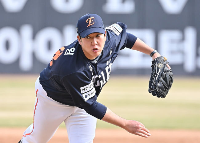 [OSEN=부산, 이석우 기자] 22일 부산 사직야구장에서 2026 신한 SOL KBO 리그 롯데 자이언츠와 한화 이글스의 시범경기가 열렸다. 홈팀 롯데는 비슬리가, 방문팀 한화는 에르난데스가 선발 출전했다.한화 이글스 박상원이 역투하고 있다. 2026.03.22 / foto0307@osen.co.kr