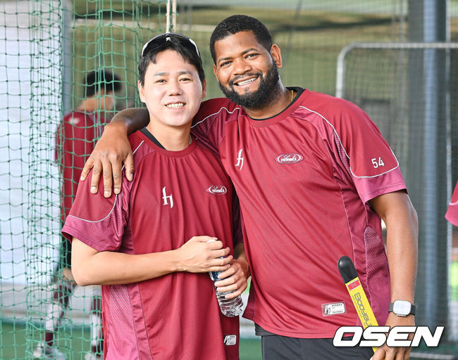 키움 히어로즈 투수 하영민과 알칸타라 / OSEN DB