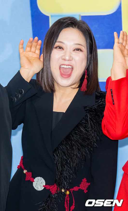 [OSEN=박준형 기자] 2025 KBS 연예대상이 20일 오후 서울 여의도 KBS 신관 공개홀에서 진행됐다.이날 가수 이찬원, 배우 이민정, 코미디언 문세윤이 MC를 맡았다. 시청자들의 사전 선호도 조사와 생방송 문자 투표로 결정되는 ‘최고의 프로그램상’은 ‘2025 KBS 연예대상’의 하이라이트로 손꼽힌다. 올해는 ‘개그콘서트’, ‘1박 2일’, ‘불후의 명곡’, ‘슈퍼맨이 돌아왔다’, ‘살림하는 남자들’, ‘사장님 귀는 당나귀 귀’, ‘신상출시 편스토랑’, ‘더 시즌즈’까지 총 8팀이 후보에 올랐다.김숙이 포즈를 취하고 있다.   2025.12.20 / soul1014@osen.co.kr