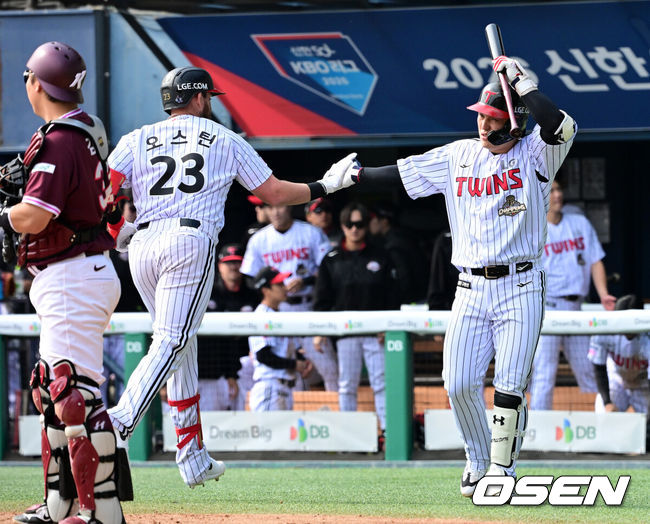 [OSEN=잠실, 지형준 기자] 24일 서울 잠실야구장에서 ‘2026 신한 SOL KBO리그’ LG 트윈스와 키움 히어로즈의 시범경기가 열렸다.KBO리그 시범경기는 이날 마지막으로 마치고 오는 28일 잠실(KT-LG), 대전(키움-한화), 문학(KIA-SSG), 대구(롯데-삼성), 창원(두산-NC) 구장에서 2연전으로 대장정의 막을 올린다.6회말 2사에서 LG 오스틴이 중월 솔로포를 날리고 박동원과 하이파이브를 하고 있다. 2026.03.24/ jpnews@osen.co.kr