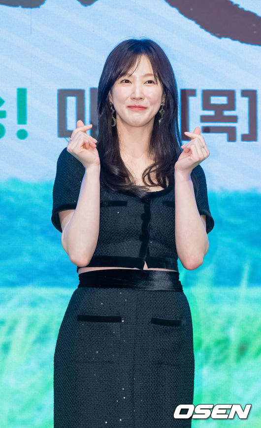 [OSEN=박준형 기자]. 25일 오후 서울 신도림 디큐브시티 6층 더세인트 그랜드 볼룸 홀에서 KBS 2TV 새 미니시리즈 '심우면 연리리' 제작발표회가 진행됐다.미니시리즈 ‘심우면 연리리’(연출최연수/ 극본송정림,왕혜지/ 제작 심스토리)는 청정 살벌(?) 구역 ‘연리리’로 뚝 떨어진 찐 도시 가족 성태훈가(家)가 서울로 컴백하기 위해 고군분투하는 좌충우돌 가족 리부팅 힐링 드라마다.배우 이수경이 포즈를 취하고 있다. 2025.03.25 / soul1014@osen.co.kr