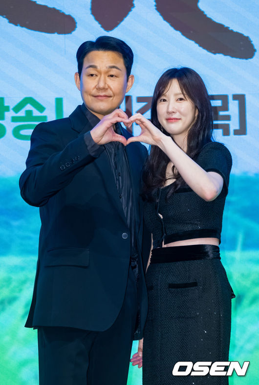 [OSEN=박준형 기자] 25일 오후 서울 신도림 디큐브시티 6층 더세인트 그랜드 볼룸 홀에서 KBS 2TV 새 미니시리즈 '심우면 연리리' 제작발표회가 진행됐다.미니시리즈 ‘심우면 연리리’(연출최연수/ 극본송정림,왕혜지/ 제작 심스토리)는 청정 살벌(?) 구역 ‘연리리’로 뚝 떨어진 찐 도시 가족 성태훈가(家)가 서울로 컴백하기 위해 고군분투하는 좌충우돌 가족 리부팅 힐링 드라마다.배우 박성웅과 이수경이 취하고 있다. 2025.03.25 / soul1014@osen.co.kr