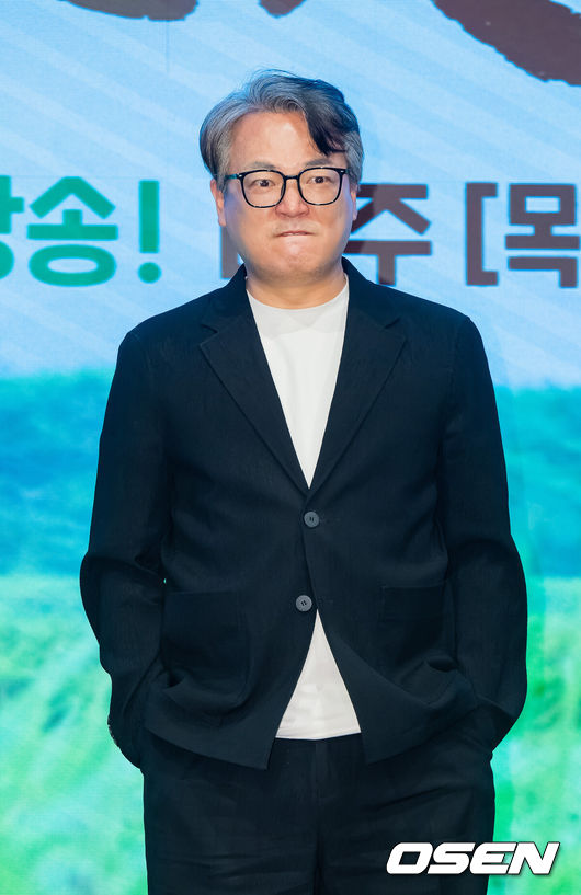 [OSEN=박준형 기자] 25일 오후 서울 신도림 디큐브시티 6층 더세인트 그랜드 볼룸 홀에서 KBS 2TV 새 미니시리즈 '심우면 연리리' 제작발표회가 진행됐다.미니시리즈 ‘심우면 연리리’(연출최연수/ 극본송정림,왕혜지/ 제작 심스토리)는 청정 살벌(?) 구역 ‘연리리’로 뚝 떨어진 찐 도시 가족 성태훈가(家)가 서울로 컴백하기 위해 고군분투하는 좌충우돌 가족 리부팅 힐링 드라마다.배우 이서환이 포즈를 취하고 있다. 2025.03.25 / soul1014@osen.co.kr