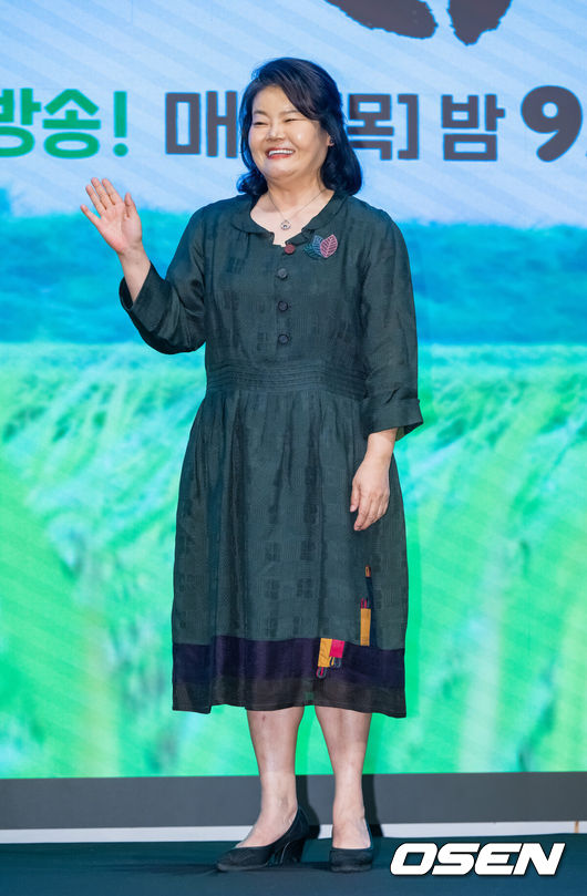 [OSEN=박준형 기자] 25일 오후 서울 신도림 디큐브시티 6층 더세인트 그랜드 볼룸 홀에서 KBS 2TV 새 미니시리즈 '심우면 연리리' 제작발표회가 진행됐다.미니시리즈 ‘심우면 연리리’(연출최연수/ 극본송정림,왕혜지/ 제작 심스토리)는 청정 살벌(?) 구역 ‘연리리’로 뚝 떨어진 찐 도시 가족 성태훈가(家)가 서울로 컴백하기 위해 고군분투하는 좌충우돌 가족 리부팅 힐링 드라마다.배우 남권아가 포즈를 취하고 있다. 2025.03.25 / soul1014@osen.co.kr