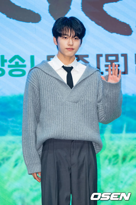 [OSEN=박준형 기자] 25일 오후 서울 신도림 디큐브시티 6층 더세인트 그랜드 볼룸 홀에서 KBS 2TV 새 미니시리즈 '심우면 연리리' 제작발표회가 진행됐다.미니시리즈 ‘심우면 연리리’(연출최연수/ 극본송정림,왕혜지/ 제작 심스토리)는 청정 살벌(?) 구역 ‘연리리’로 뚝 떨어진 찐 도시 가족 성태훈가(家)가 서울로 컴백하기 위해 고군분투하는 좌충우돌 가족 리부팅 힐링 드라마다.배우 이진우가 포즈를 취하고 있다. 2025.03.25 / soul1014@osen.co.kr