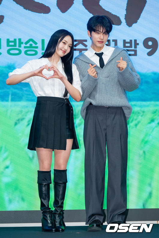 [OSEN=박준형 기자] 25일 오후 서울 신도림 디큐브시티 6층 더세인트 그랜드 볼룸 홀에서 KBS 2TV 새 미니시리즈 '심우면 연리리' 제작발표회가 진행됐다.미니시리즈 ‘심우면 연리리’(연출최연수/ 극본송정림,왕혜지/ 제작 심스토리)는 청정 살벌(?) 구역 ‘연리리’로 뚝 떨어진 찐 도시 가족 성태훈가(家)가 서울로 컴백하기 위해 고군분투하는 좌충우돌 가족 리부팅 힐링 드라마다.배우 최규리와 이진우가 포즈를 취하고 있다. 2025.03.25 / soul1014@osen.co.kr