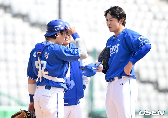  [OSEN=인천, 최규한 기자] 17일 인천 SSG랜더스필드에서 ‘2026 신한 SOL KBO리그’ 시범경기 SSG 랜더스와 삼성 라이온즈의 경기가 열렸다.  홈팀 SSG는 앤서니 베니지아노, 방문팀 삼성은 이승민을 선발로 내세웠다.  2회말 2사 1, 2루 상황 SSG 에레디아에게 몸 맞는 공을 내준 삼성 투수 미야지 유라가 포수 박세혁과 대화를 나누고 있다. 2026.03.17 / dreamer@osen.co.kr