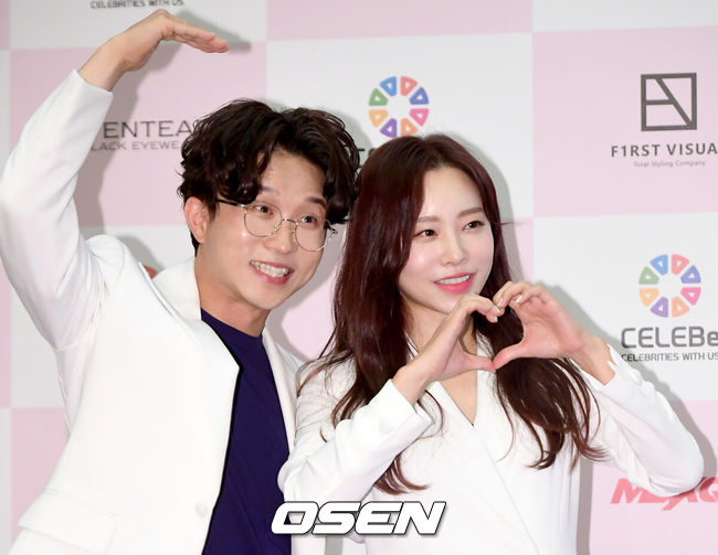 [OSEN=김성락 기자] 2일 오후 서울 강남구 라마다 서울호텔에서 셀러비 봉사단 ‘셀러버’ 창단식 포토월 행사가 열렸다. 방송인 박성광, 이솔이 부부가 포토타임을 갖고 있다. 2021.07.02 /ksl0919@osen.co.kr