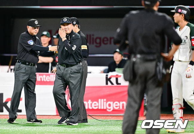 [OSEN=수원, 박준형 기자] KT 장진혁의 체크스윙때 최수원 3루심과 이영재 2루심이 체크스윙 비디오판독 결과를 기다리고 있다.   2025.08.29 / soul1014@osen.co.kr