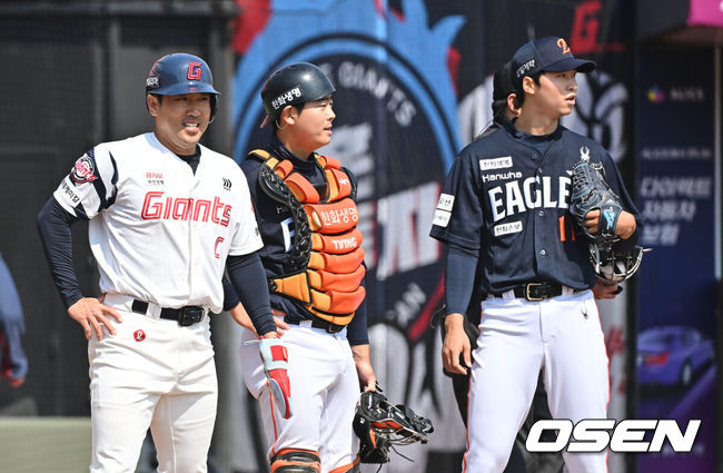 [OSEN=부산, 이석우 기자] 21일 부산 사직야구장에서 2026 신한 SOL KBO 리그 롯데 자이언츠와 한화 이글스의 시범경기가 열렸다. 홈팀 롯데는 로드리게스가, 방문팀 한화는 엄상백이 선발 출전했다.롯데 자이언츠 전준우가 1회말 2사 2,3루 한태양의 우익수 앞 1타점 안타때 홈에서 태그 아웃되고 비디오 판돌을 기다리고 있다. 2026.03.21 / foto0307@osen.co.kr