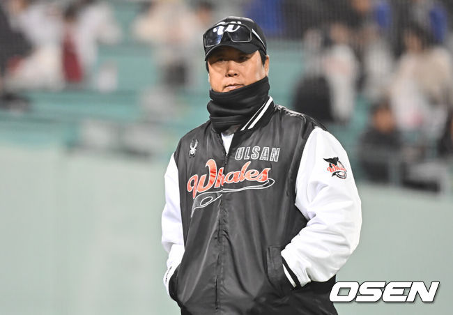 [OSEN=울산, 이석우 기자] 20일 울산 문수야구장에서 2026 메디힐 KBO 퓨처스리그 울산 웨일즈와 롯데 자이언츠의 경기가 열렸다. 울산은 오카다를 선발로, 롯데는 현도훈을 선발로 출전시켰다.울산 웨일즈 장원진 감독이 1-3으로 패한 후 아쉬운 표정을 짓고 있다. 2026.03.20 / foto0307@osen.co.kr
