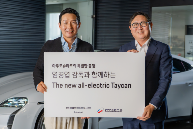 LG 트윈스 염경엽 감독(왼쪽)과  아우토슈타트 이광호 대표이사 / 아우토슈타트 제공