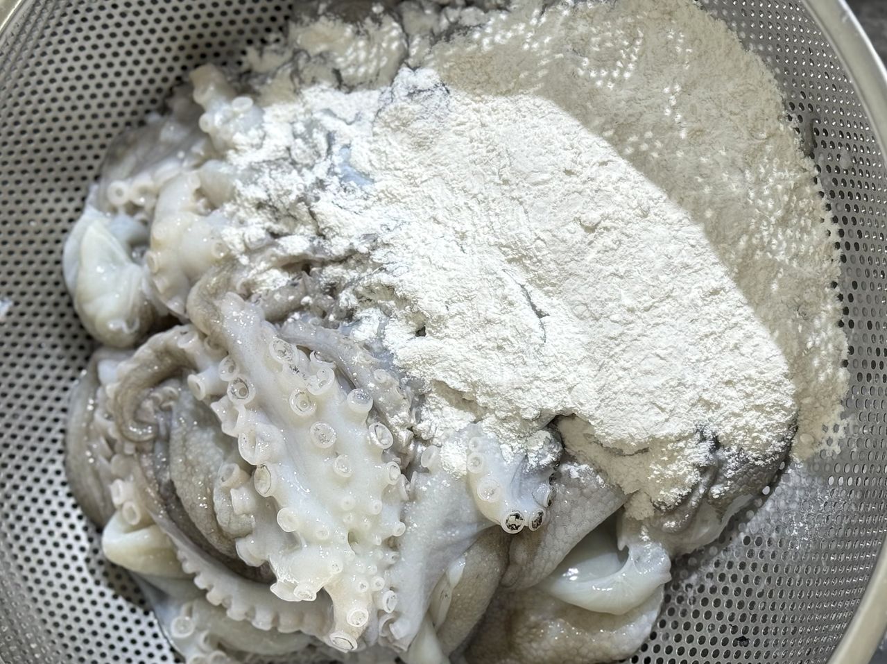 주꾸미는 밀가루로 비벼 씻는 것을 추천한다. 사진 이정웅