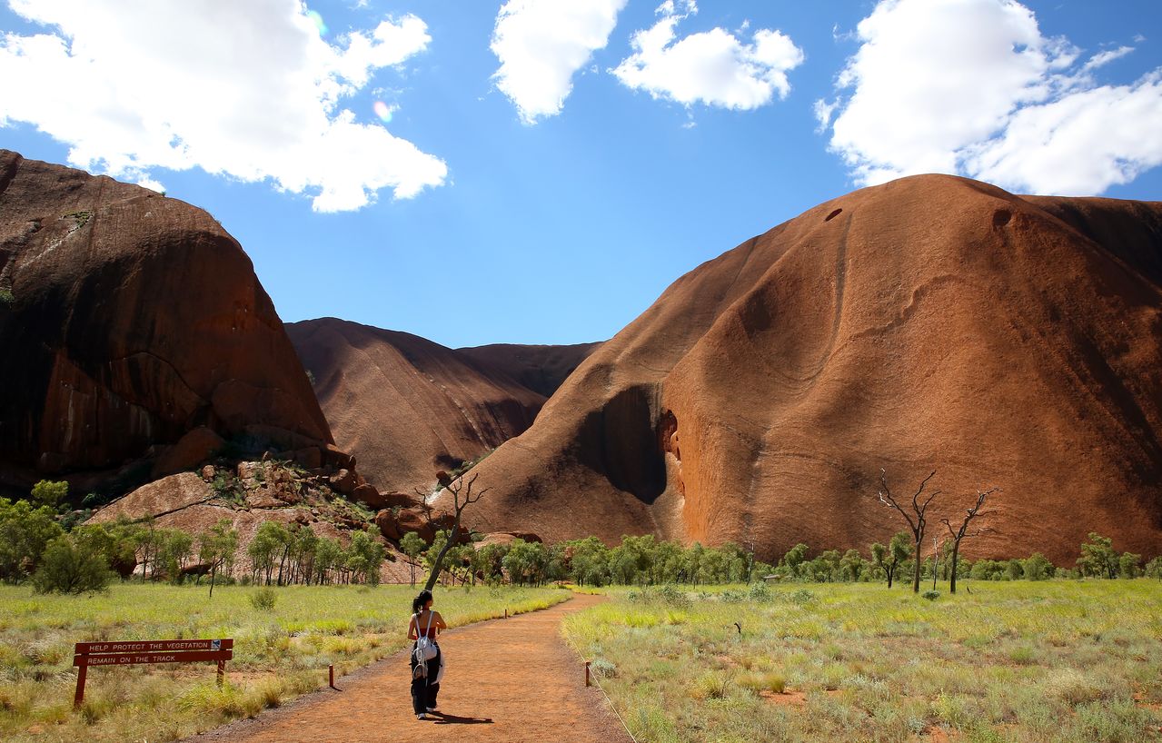 울루루의 쿠냐 워크(Kuniya Walk). 아낭구족의 전설이 서린 성지다. 쿠냐는 뱀의 형상을 한 여신으로, 악행을 저지르는 독사 '리루(Lilu)'를 물리치는 전설이 내려온다. 손민호 기자