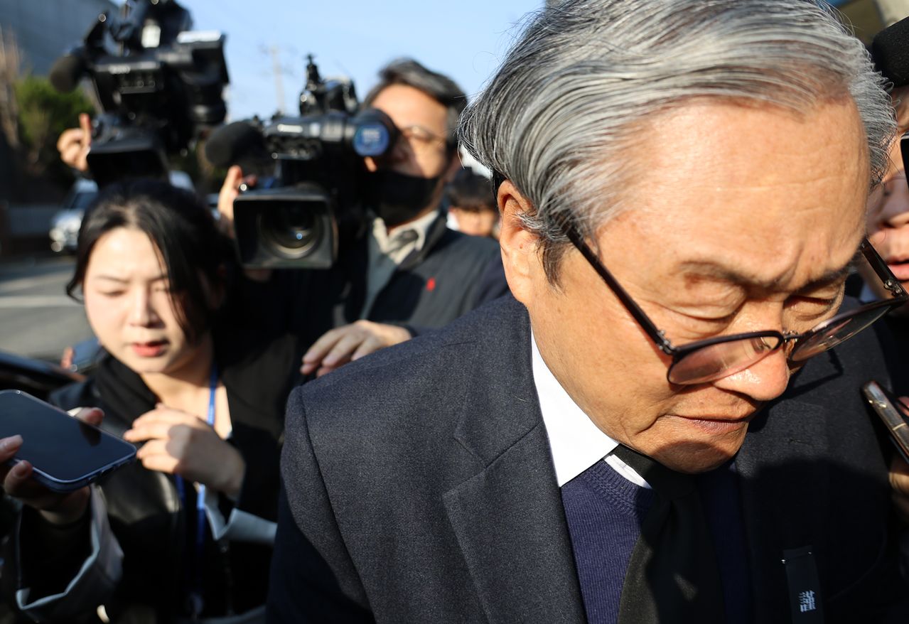 대형 화재로 74명의 사상자가 발생한 대전 안전공업의 손주환 대표이사가 23일 오후 합동 감식과 압수수색이 진행 중인 안전공업 본사를 떠나고 있다. 연합뉴스