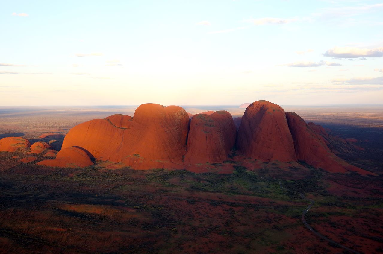 헬기에서 내려다본 카타추타. 제일 높은 봉우리 올가(Olga)봉의 높이가 487m로 울루루보다 높다. 높은 봉우리 사이 좁은 틈이 바람의 계곡, 왈파 고지다. 들어가면 어마어마하게 넓다. 손민호 기자