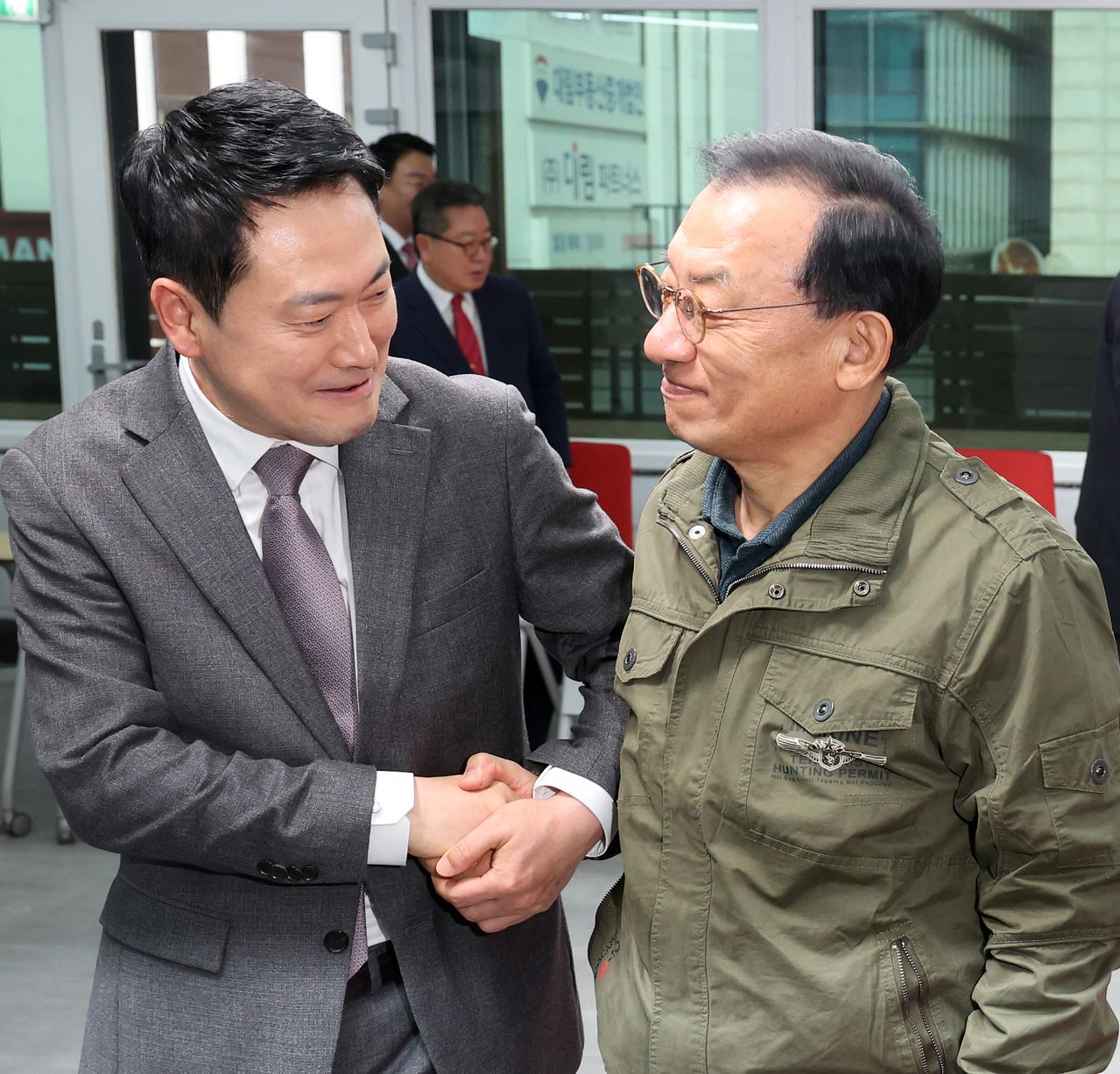 장동혁 국민의힘 대표와 이정현 공천관리위원장이 지난달 23일 오후 서울 영등포구 여의도 국민의힘 중앙당사에서 열린 '제9회 전국동시지방선거 중앙당 공천관리위원회 공천 혁신 서약식'을 마치고 악수하며 퇴장하고 있다. 뉴스1