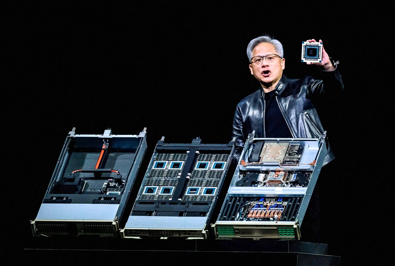 지난 16일(현지시간) ‘GTC 2026’ 기조연설에서 차세대 AI가속기 ‘베라 루빈’을 소개하는 젠슨 황 엔비디아 최고경영자(CEO). AFP=연합뉴스
