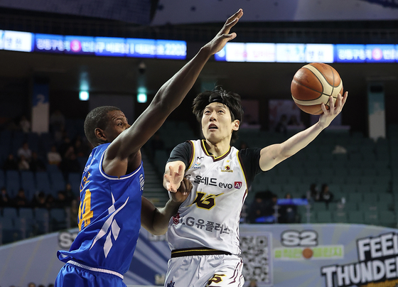 지난 1월 2일 오후 서울 송파구 잠실 잠실실내체육관에서 열린 서울 삼성 썬더스와 창원 LG 세이커스의 경기, 2쿼터 LG 정인덕이 삼성 니콜슨의 수비 앞에서 레이업 슛을 하고 있다. 뉴스1
