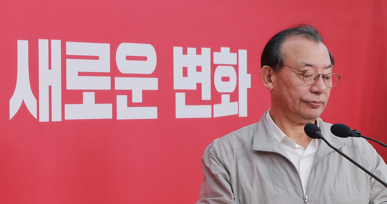 이정현 국민의힘 공천관리위원장이 지난 22일 서울 영등포구 여의도 중앙당사에서 대구시장 후보와 관련해 브리핑하기 위해 단상으로 향하고 있다. 연합뉴스