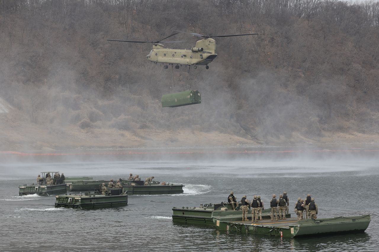 지난 14일 경기도 연천군 임진강에서 실시된 한미연합 도하훈련에서 미군 시누크 헬기가 부교를 공중 수송하고 있다.   한미연합훈련 '자유의 방패'(프리덤실드·FS) 연습 일환으로 실시된 이번 훈련에는 미2사단/한미연합사단과 한국군 수도기계화보병사단 및 7공병여단이 참가했다. 연합뉴스