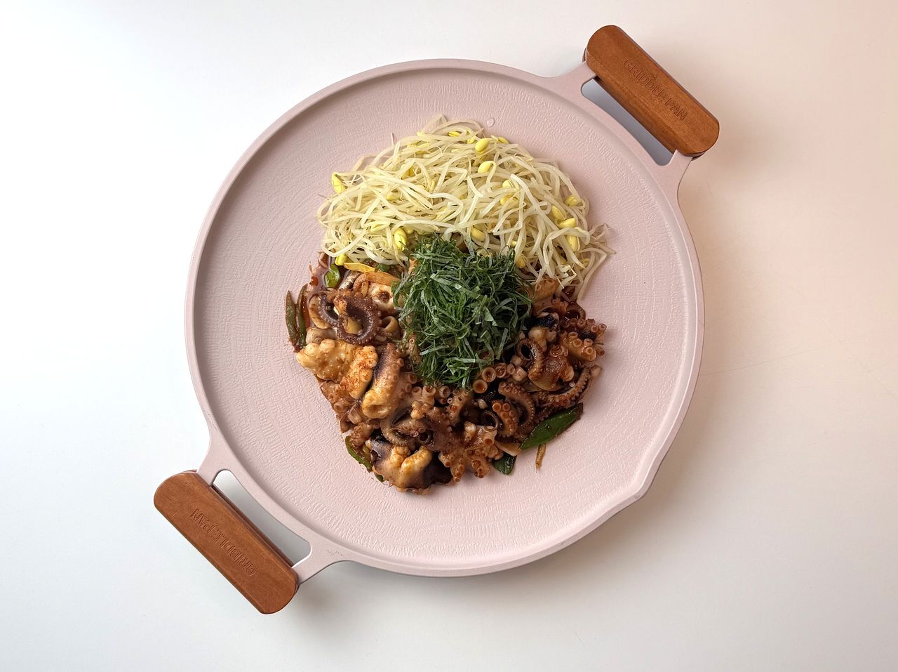 탱글한 식감의 제철 주꾸미에 매콤한 양념이 어우러져 감칠맛을 더한 주꾸미 볶음, 사진 이정웅