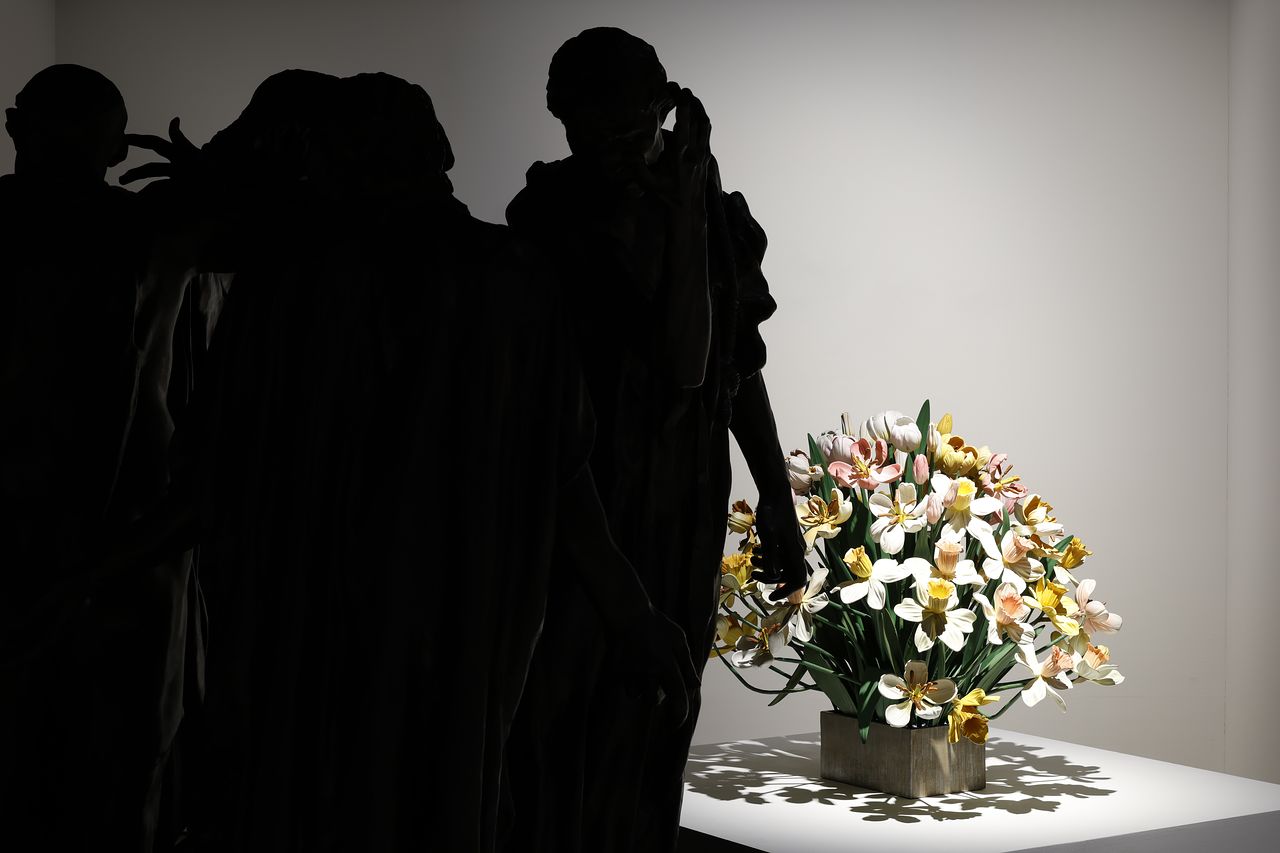 티노 세갈이 나란히 대비되게 배치한 오귀스트 로댕과 제프 쿤스의 조각 작품. [사진 삼성문화재단]