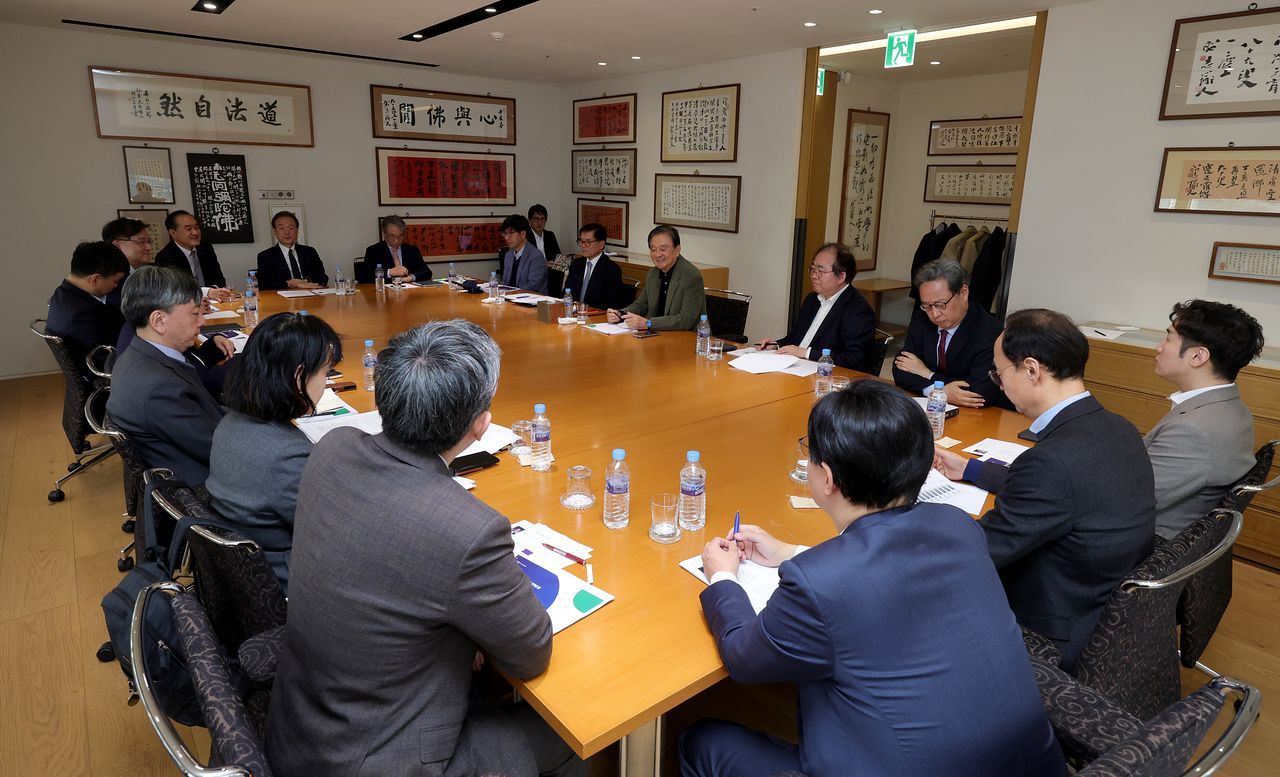 왼쪽부터 시계 방향으로 최상엽 연세대 경제학과 교수, 조수정 고려대 법학전문대학원 교수, 이재민 서울대 법학전문대학원장, 유명희 전 통상교섭본부장, 김진일 고려대 경제학과 교수, 권남훈 산업연구원장, 정철 한국경제연구원장, 박태호 서울대 명예교수, 최병일 법무법인 태평양 통상전략혁신 허브 원장, 허정 서강대 경제학과 교수, 최석영 법무법인 광장 고문, 홍석현 이사장, 이하경 중앙일보 대기자, 왕윤종 전 국가안보실 3차장, 박준 IMM프라이빗에쿼티 이사, 박지형 서울대 경제학부 교수, 김소영 서울대 경제학부 교수. 장진영 기자