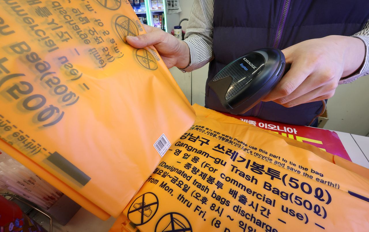 미국·이스라엘과 이란 간 전쟁 여파로 '나프타(납사)’ 공급이 불안정해지면서 비닐 수급에 비상이 걸렸다.   특히 식품 포장재에 이어 종량제봉투까지 품절 사례가 잇따르는 등 '비닐 대란' 우려가 확산하고 있다.   사진은 24일 서울 강남구의 한 편의점에서 판매하고 있는 종량제봉투. 뉴스1
