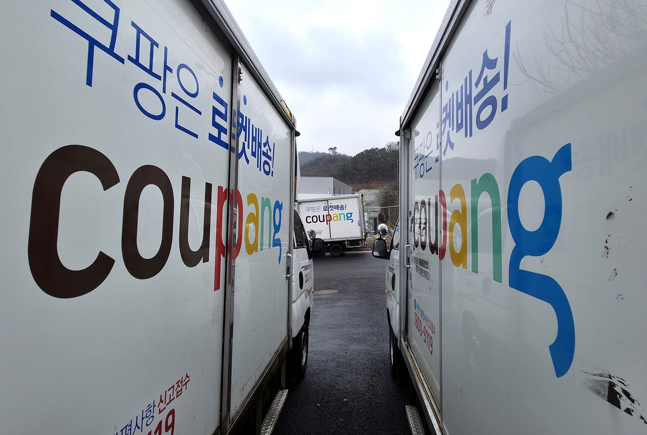 지난 6일 충남의 한 쿠팡 물류센터 밖에 로켓배송 차량이 줄지어 서 있다. 김성태 객원기자