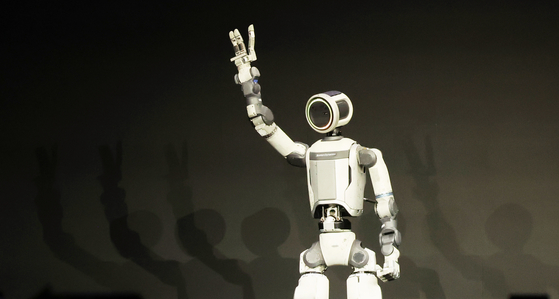 CES 2026 개막을 하루 앞둔 지난 1월 5일(현지시간) 미국 네바다주 라스베이거스 만달레이베이에서 열린 현대차그룹 프레스 콘퍼런스에서 보스턴다이내믹스의 휴머노이드 로봇 아틀라스 연구형이 손인사하고 있다. 연합뉴스