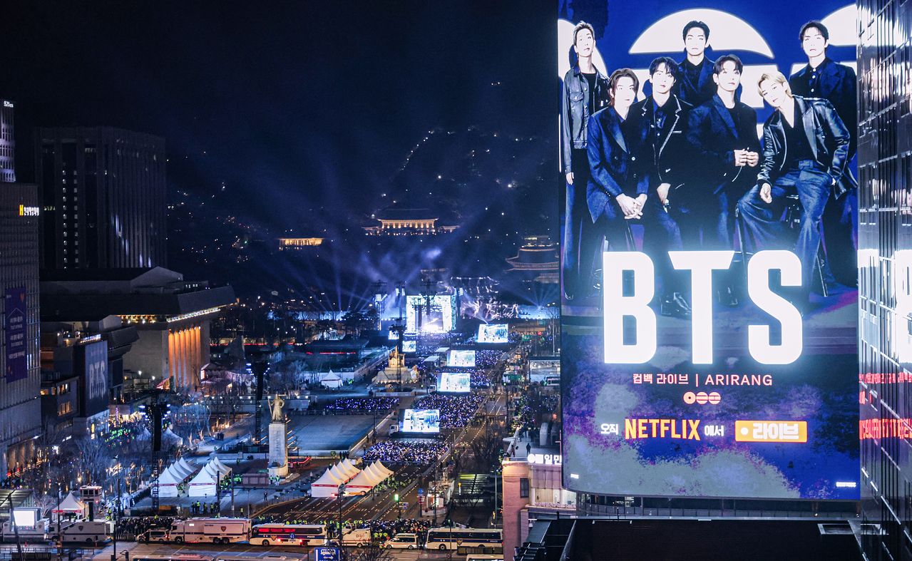 도심 쪽에서 공연이 열린 광화문 방향을 내려다본 사진. 넷플릭스는 BTS 공연 중 인근 전광판 광고를 전부 사들여 일부는 암전, 대부분은 넷플릭스 로고로 채웠다. 사진공동취재단]