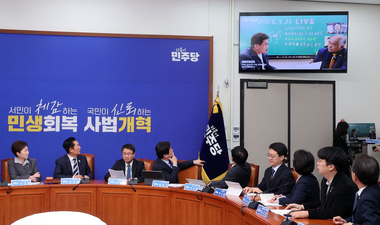 지난 20일 더불어민주당 한병도 원내대표가 최고위원회의에서 전한길 유튜브 영상을 보여주며 가짜뉴스에 대해 발언하고 있다. 연합뉴스