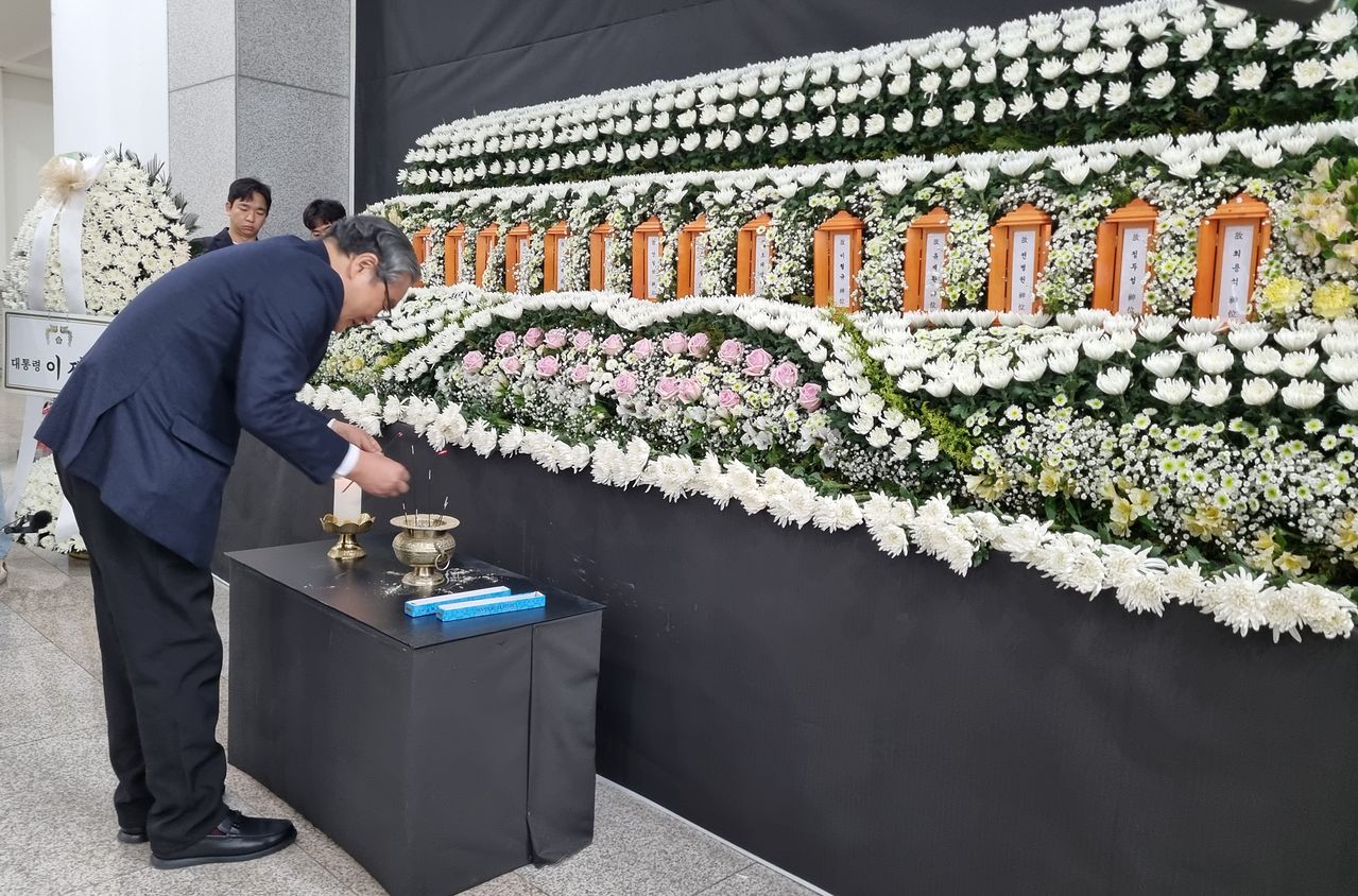 대형 화재로 74명의 사상자가 발생한 대전 안전공업의 손주환 대표이사가 23일 대전시청에 마련된 희생자 합동분향소를 찾아 조문하고 있다. 연합뉴스 