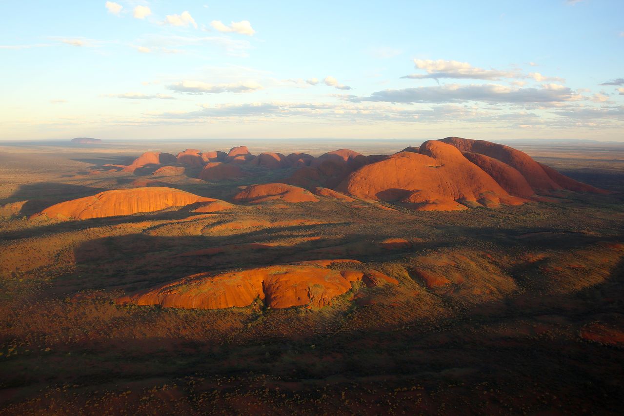 헬기에서 내려다본 카타추타. 울루루와 짝을 이루는 명소이자 성지다. 돌 한 개로 이루어진 울루루와 달리 카타추타는 36개 암봉의 돌무더기다. 멀리 울루루가 내다보인다. 손민호 기자