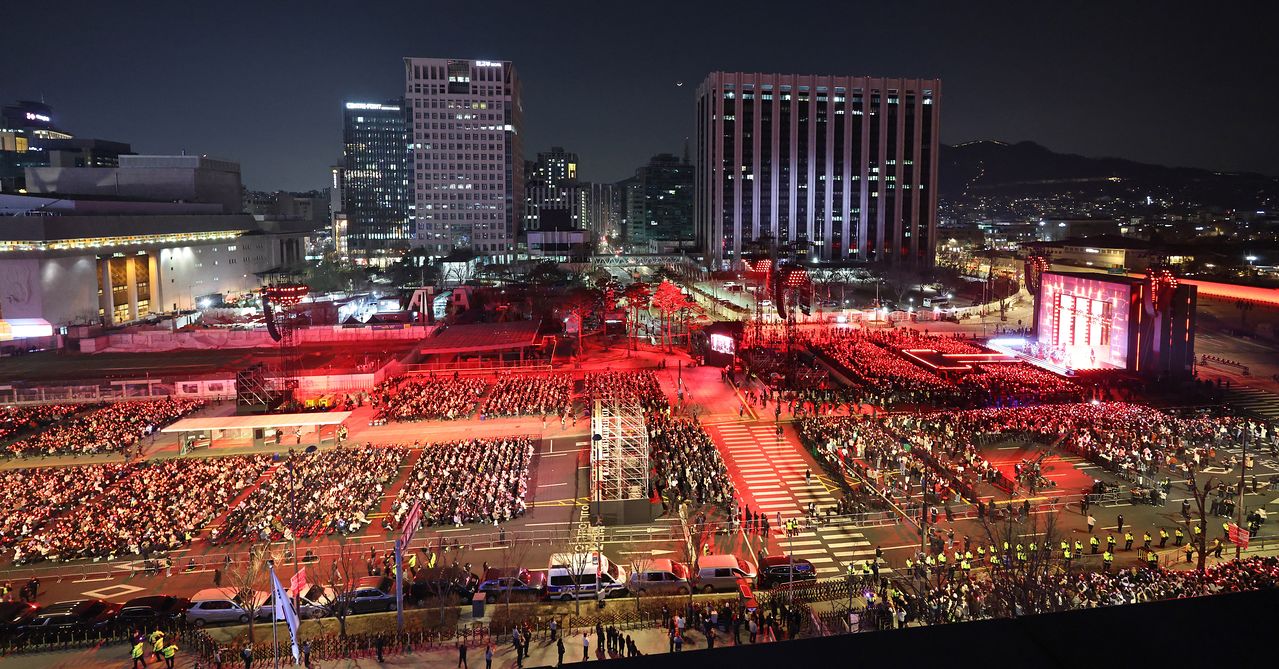 방탄소년단(BTS)이 지난 21일 서울 광화문 광장에서 정규 5집 '아리랑'(ARIRANG) 발매를 기념해 무료 공연 'BTS 컴백 라이브: 아리랑'(BTS THE COMEBACK LIVE｜ARIRANG)을 열고 있다. 연합뉴스