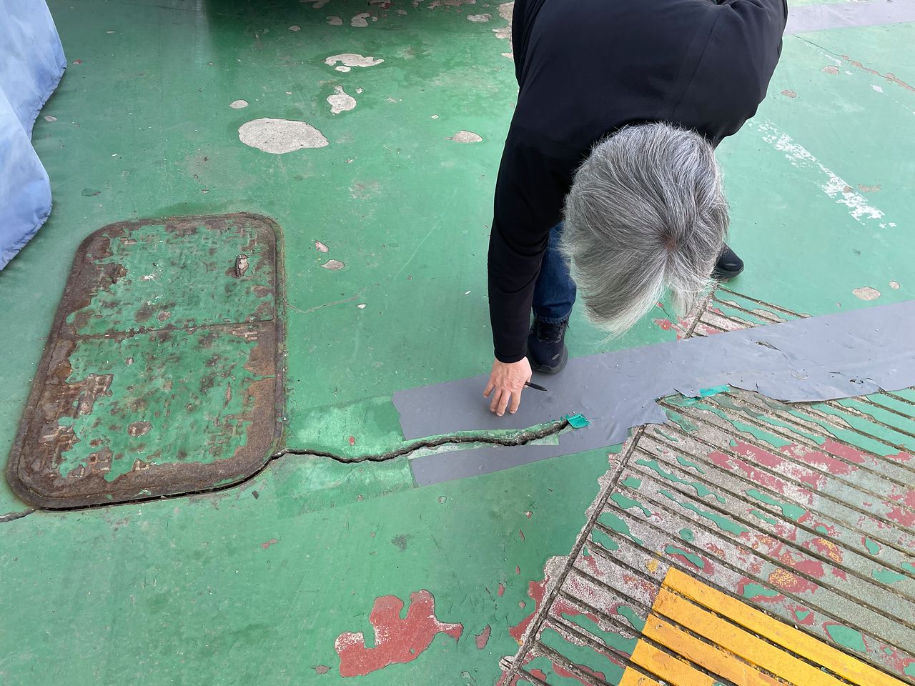 23일 지난해 3월 발생한 서울 강동구 명일동 싱크홀 사고로 피해를 입은 주유소 사장 이충희(65)씨가 갈라진 주유소 바닥을 가리키는 모습. 이씨는 지난해 2월부터 주유소 바닥이 갈라진다는 민원을 서울시와 대우건설 측에 수차례 제기했지만 별다른 조치는 이뤄지지 않았다. 김예정 기자