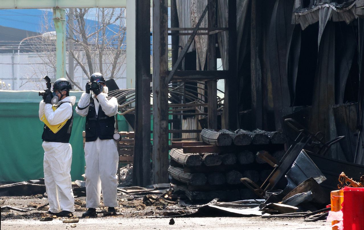 23일 오전 대전 대덕구 안전공업에서 화재 원인 등을 규명하기 위한 합동감식이 진행되고 있다. 연합뉴스