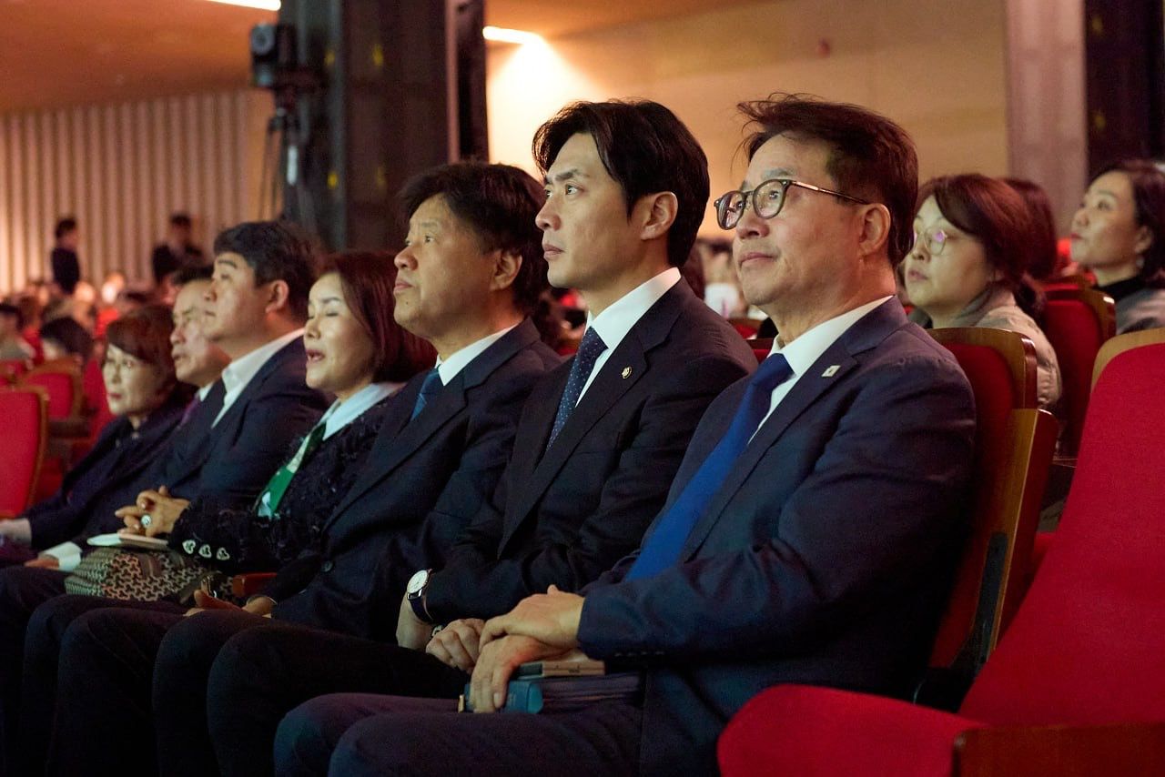 김용 전 민주연구원 부완장과 한준호 의원이 지난 22일 함께 교회를 찾은 모습. 한준호 페이스북