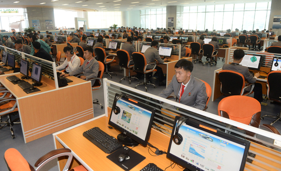 2018년 10월 4일 평양 과학기술전당을 찾은 학생들이 멀티미디어 수업을 하고 있다. 평양사진공동취재단