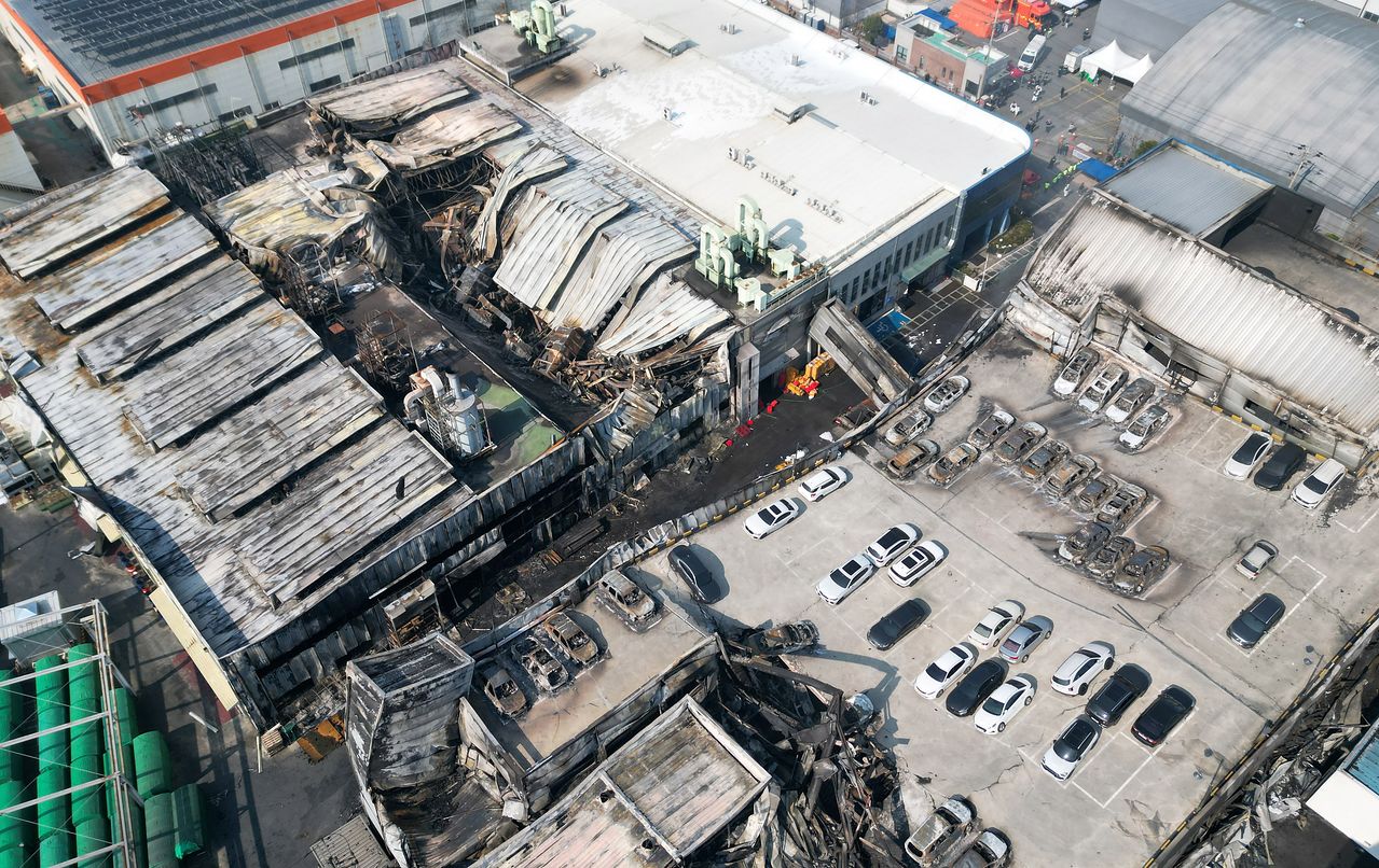 대형 화재가 발생한 대전 대덕구 안전공업 외관을 21일 오전 하늘에서 바라본 모습. 연합뉴스