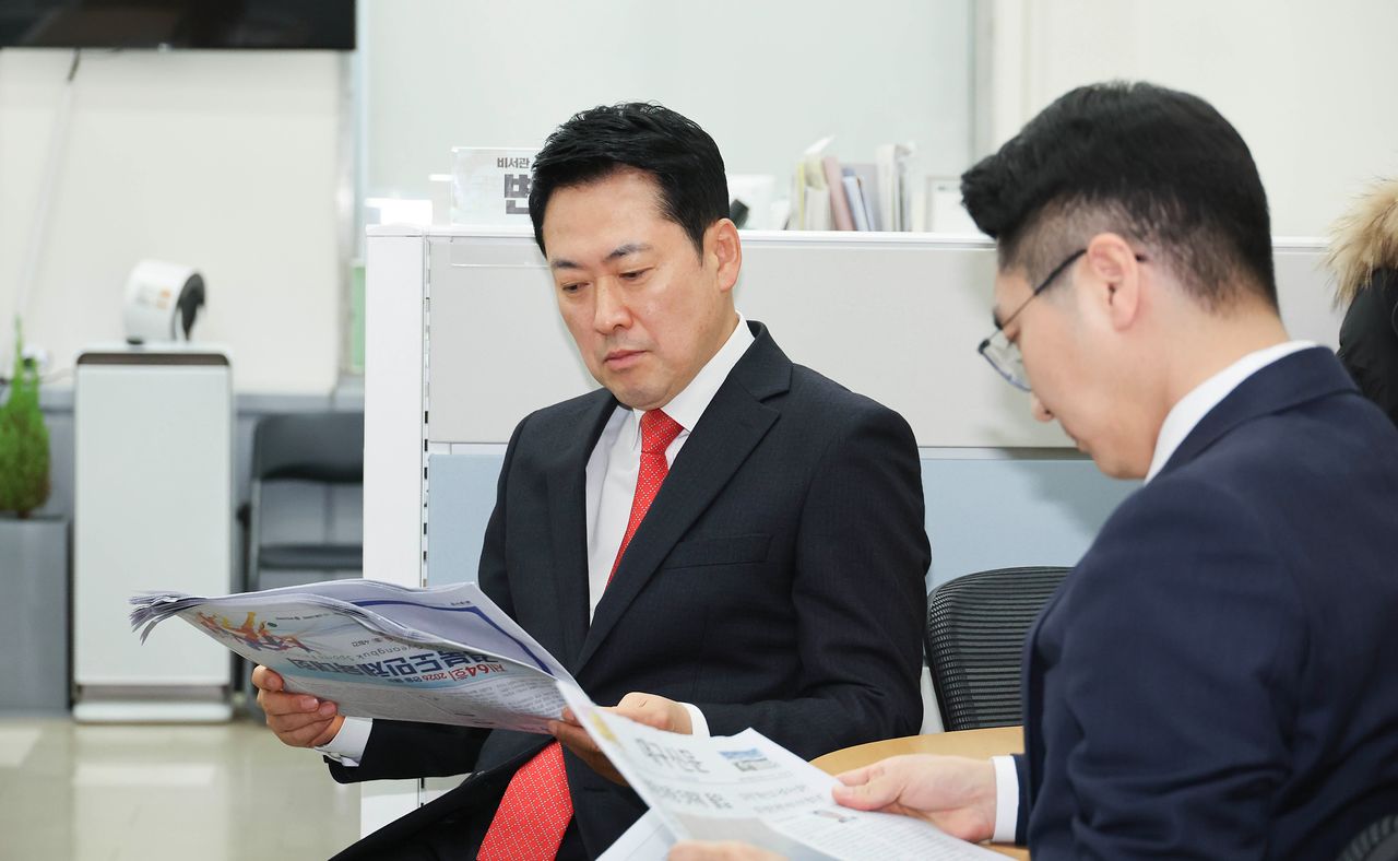 장동혁 국민의힘 대표가 25일 오전 국회 재경위원장실에서 임이자 위원장을 기다리다 신문을 보고 있다. 임현동 기자