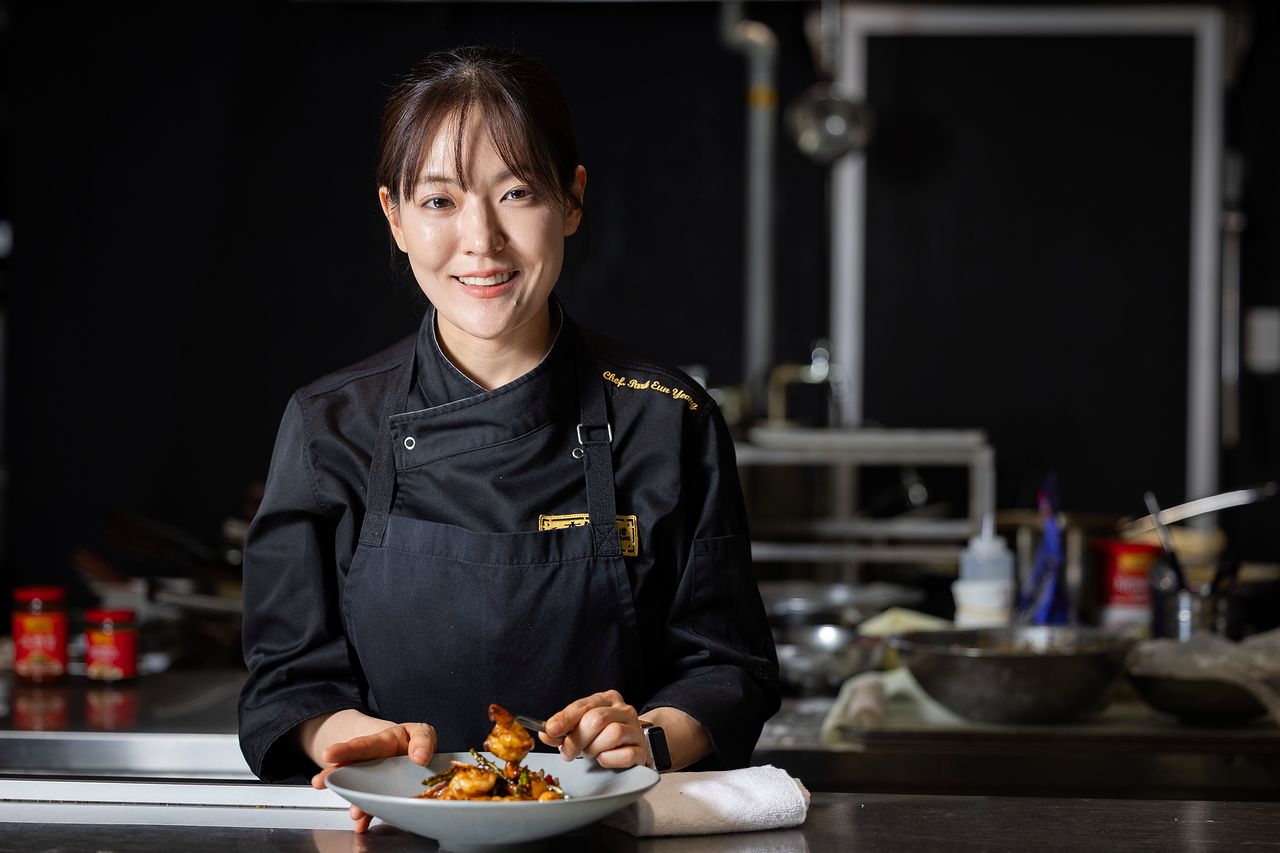 지난 20일 서울 강남 중식당 '누와'에서 음식을 담고 있는 박은영 셰프. 전민규 기자.