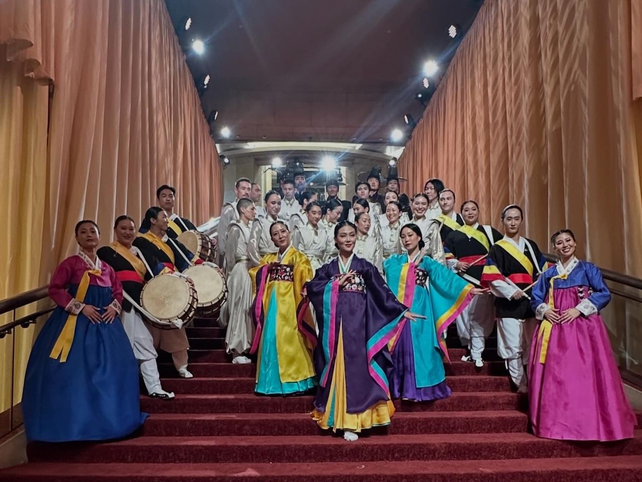 무대를 마친 아카데미 팀. 이들은 "할리웃 댄서로서 많은 프로젝트에 참여 했지만 한국인이라 우대받고 한국인과 아시아인 만으로 구성된 24명의 팀으로 오스카를 서는 것은 상상도 못했던 일"이라고 입을 모았다고 한다. 사진 정다은