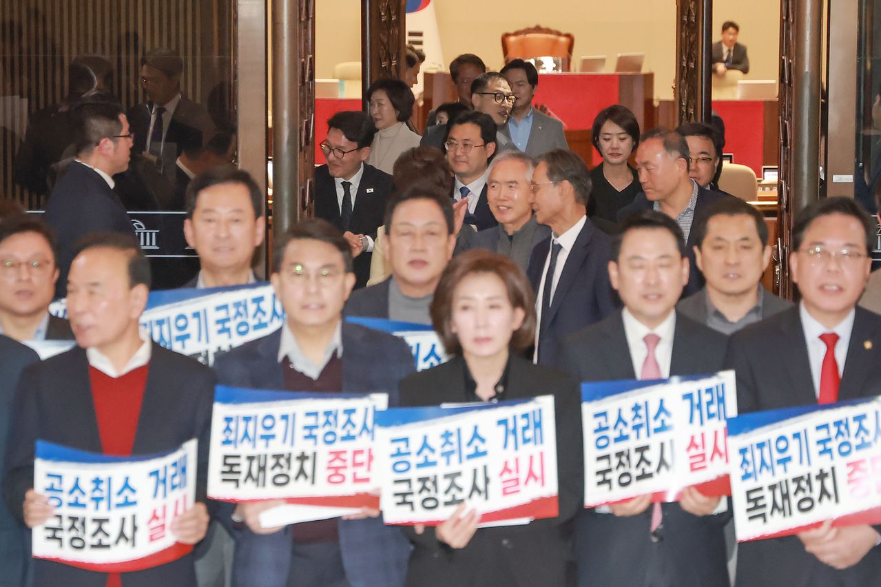 김민석 국무총리 등 더불어민주당 의원들이 22일 국회 본회의장에서 나오는 가운데 국민의힘 장동혁 대표 등 의원들이 국회 로텐더홀에서 윤석열 정권 시절 검찰의 조작기소 의혹에 관한 국정조사' 추진을 규탄하고 있다. 연합뉴스