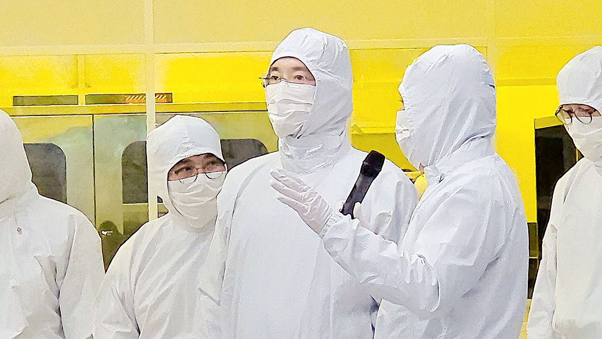 이재용 삼성전자 회장이 지난해 12월 삼성전자 기흥캠퍼스 내 첨단 복합 반도체 연구개발(R&D) 센터인 NRD-K 클린룸 시설을 살펴보고 있다. 사진 삼성전자